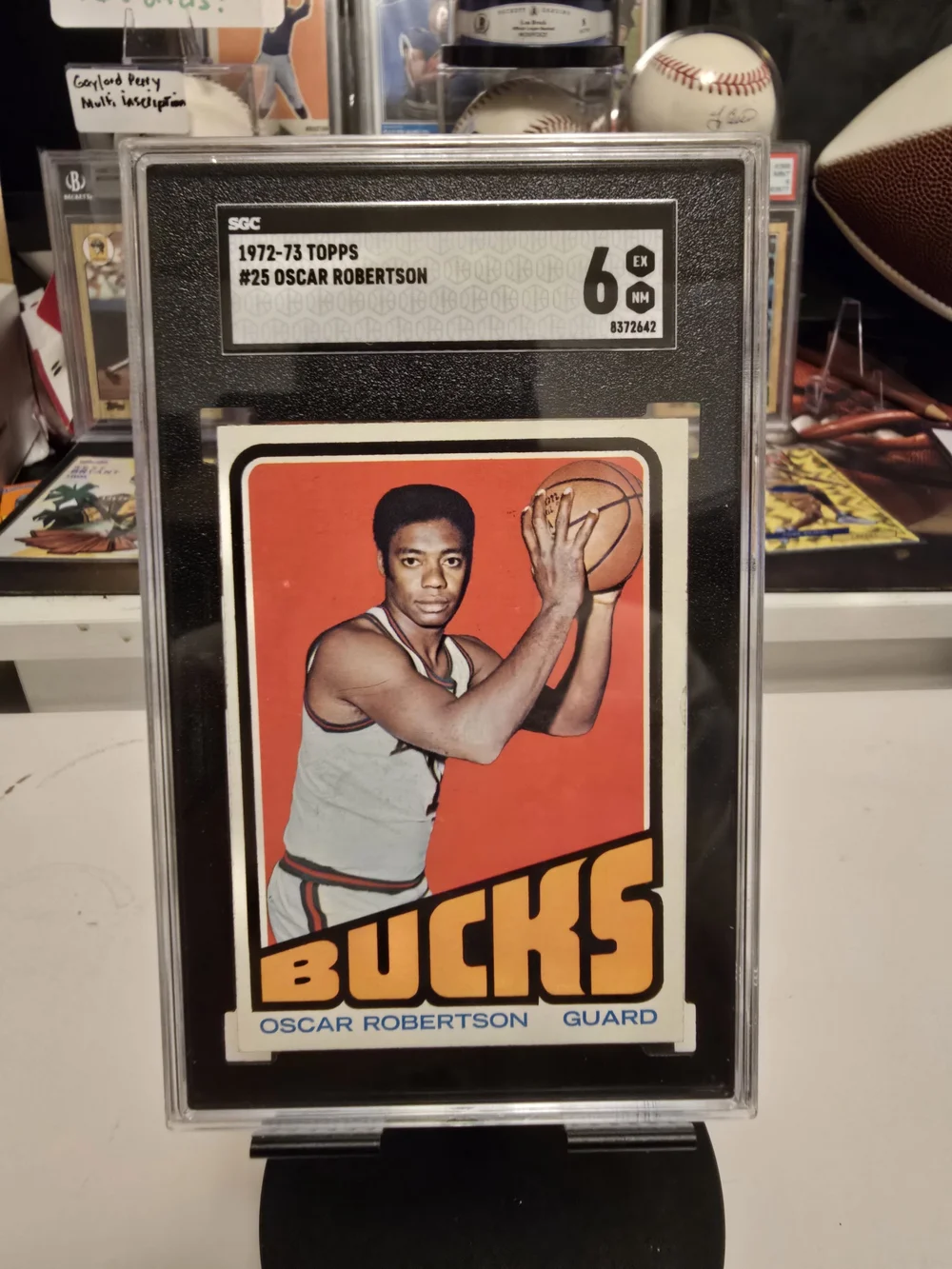 1972-73 Topps Oscar Robertson #25 SGC 6 EX/NM - Milwaukee Bucks HOF